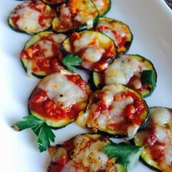 Mini Zucchini Pizzas {21 Day Fix} | Recipe on ConfessionsOfAFitFoodie.com