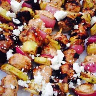 Balsamic chicken and zucchini skewers are a quick and easy grilled dinner. They're a healthy, 21 Day Fix that is perfect for using up some of your garden zucchini! | Confessions of a Fit Foodie
