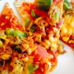 Pork Enchiladas Flatbread Pizza - a quick and easy 21 Day Fix approved comfort food meal. | Confessions of a Fit Foodie