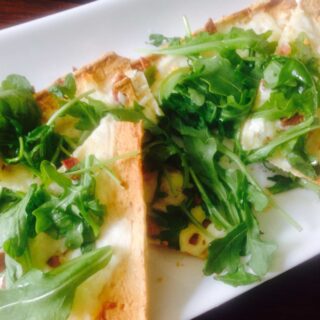 3-Cheese White Pizza with Arugula - a 21 Day Fix approved pizza recipe, on ConfessionsOfAFitFoodie.com