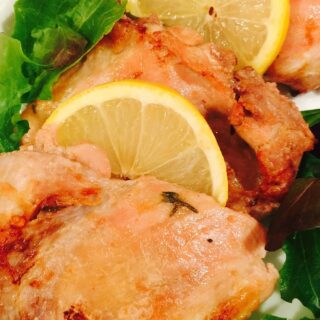 Baked Lemon Garlic Chicken Thighs {21 Day Fix} - Recipe on ConfessionsOfaFitFoodie.com