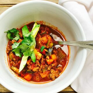 This Instant Pot Beanless Beef Chili is perfect for 21 Day Fixers and all my Whole 30/Paleo friends, too!