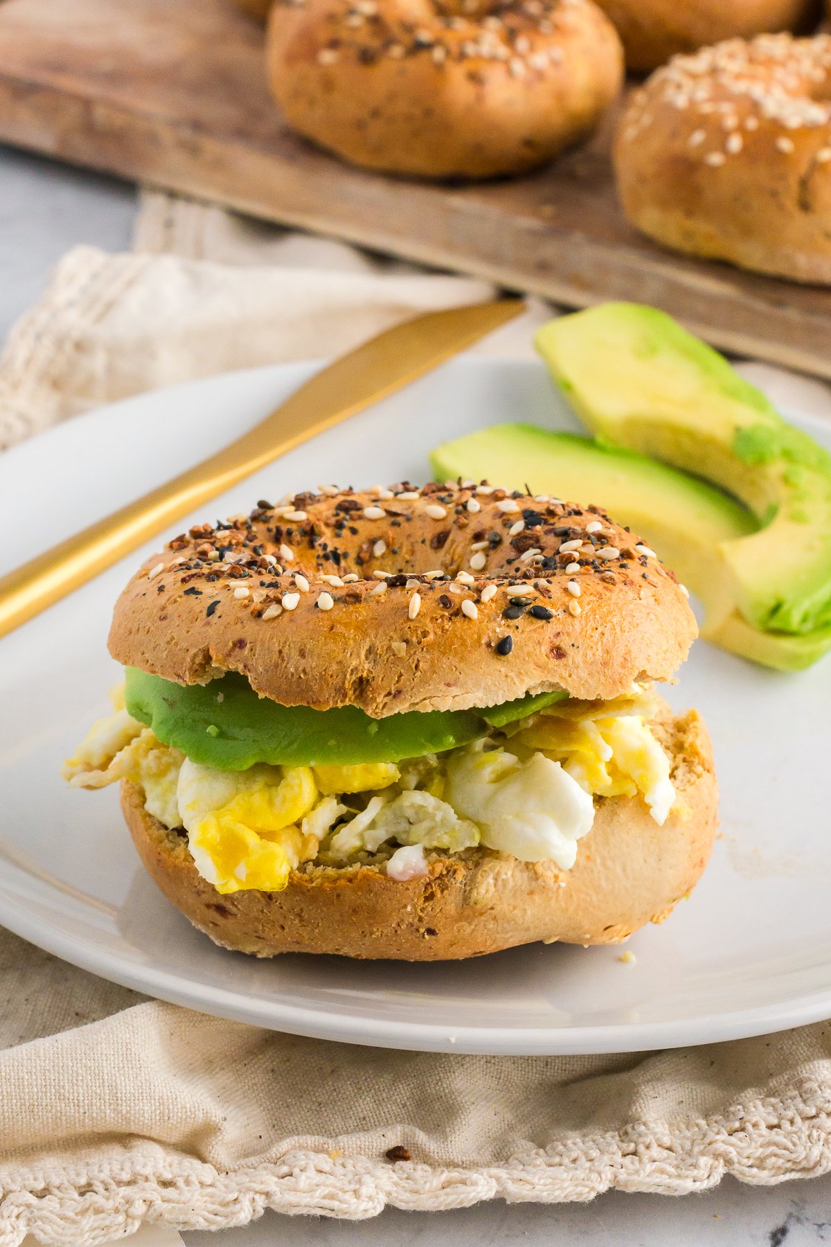 high-protein bagel with avocado and egg 